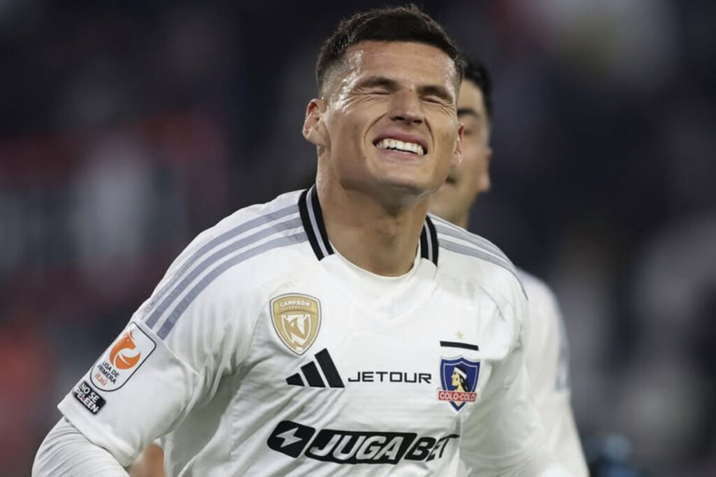 Primer plano de Lucas Cepeda celebrando un gol por Colo-Colo.