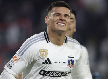 Primer plano de Lucas Cepeda celebrando un gol por Colo-Colo.