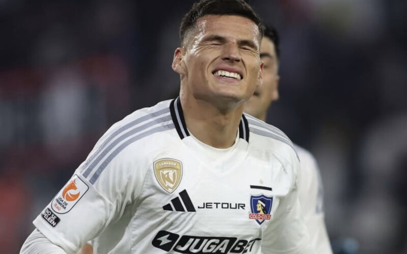 Primer plano de Lucas Cepeda celebrando un gol por Colo-Colo.