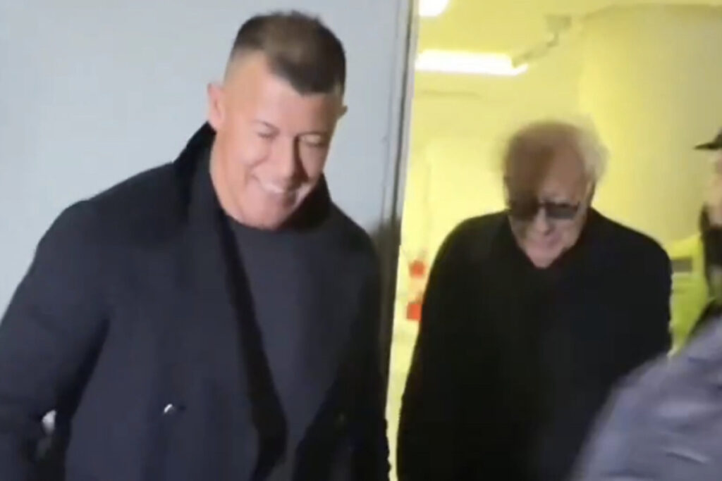 Captura de pantalla del regreso de Jorge Almirón a Chile junto a Guillermo Coppola.