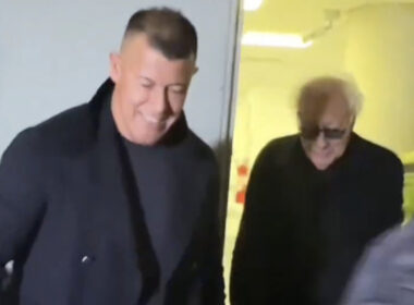 Captura de pantalla del regreso de Jorge Almirón a Chile junto a Guillermo Coppola.