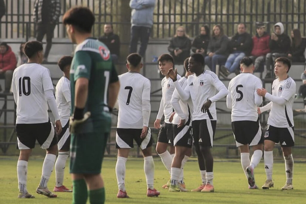 Jugadores de la Sub 20 de Colo-Colo celebrando un gol frente a Deportes Recoleta por la Copa Futuro.