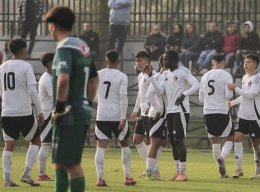 Jugadores de la Sub 20 de Colo-Colo celebrando un gol frente a Deportes Recoleta por la Copa Futuro.