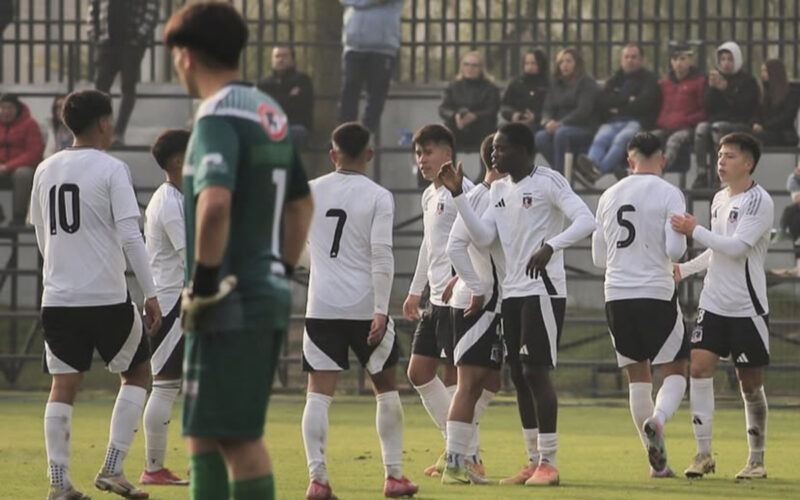 Jugadores de la Sub 20 de Colo-Colo celebrando un gol frente a Deportes Recoleta por la Copa Futuro.