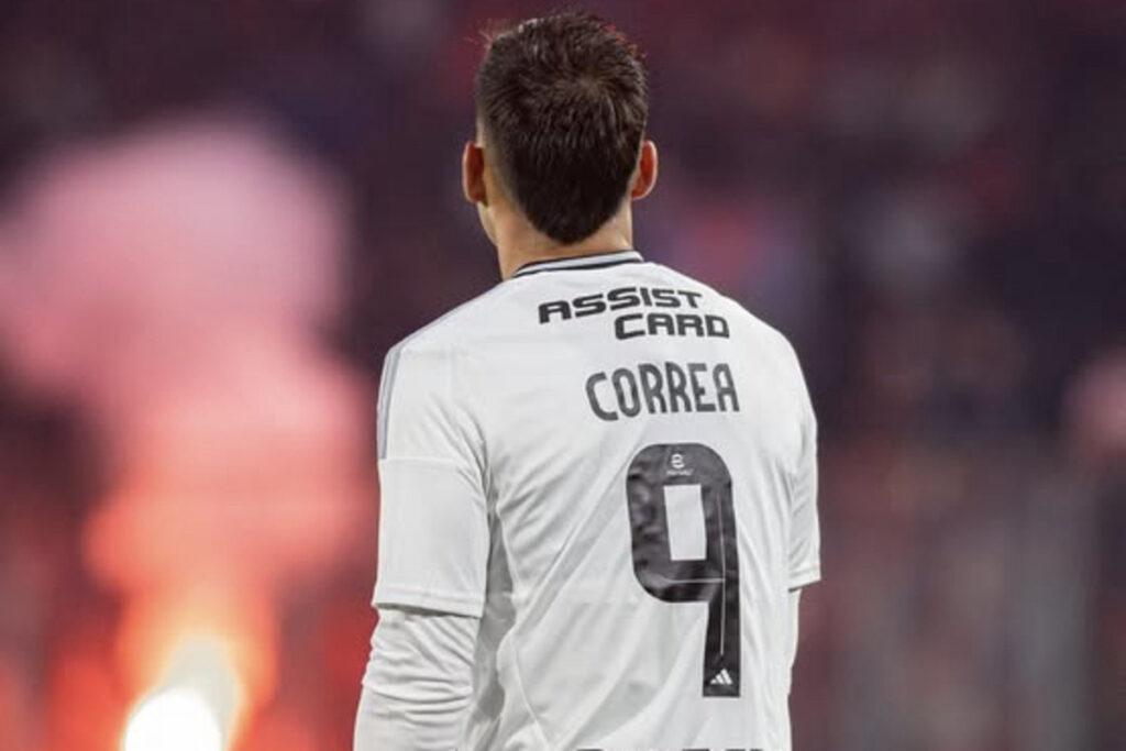 Javier Correa durante un partido de Colo-Colo.
