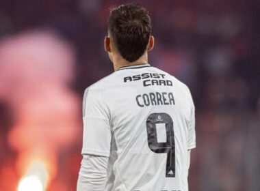 Javier Correa durante un partido de Colo-Colo.