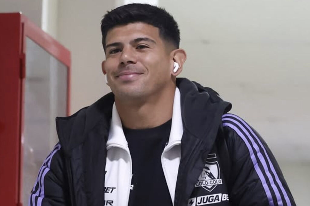 Primer plano de Esteban Pavez con indumentaria de Colo-Colo.