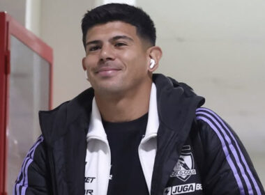 Primer plano de Esteban Pavez con indumentaria de Colo-Colo.