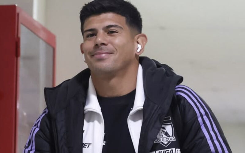 Primer plano de Esteban Pavez con indumentaria de Colo-Colo.
