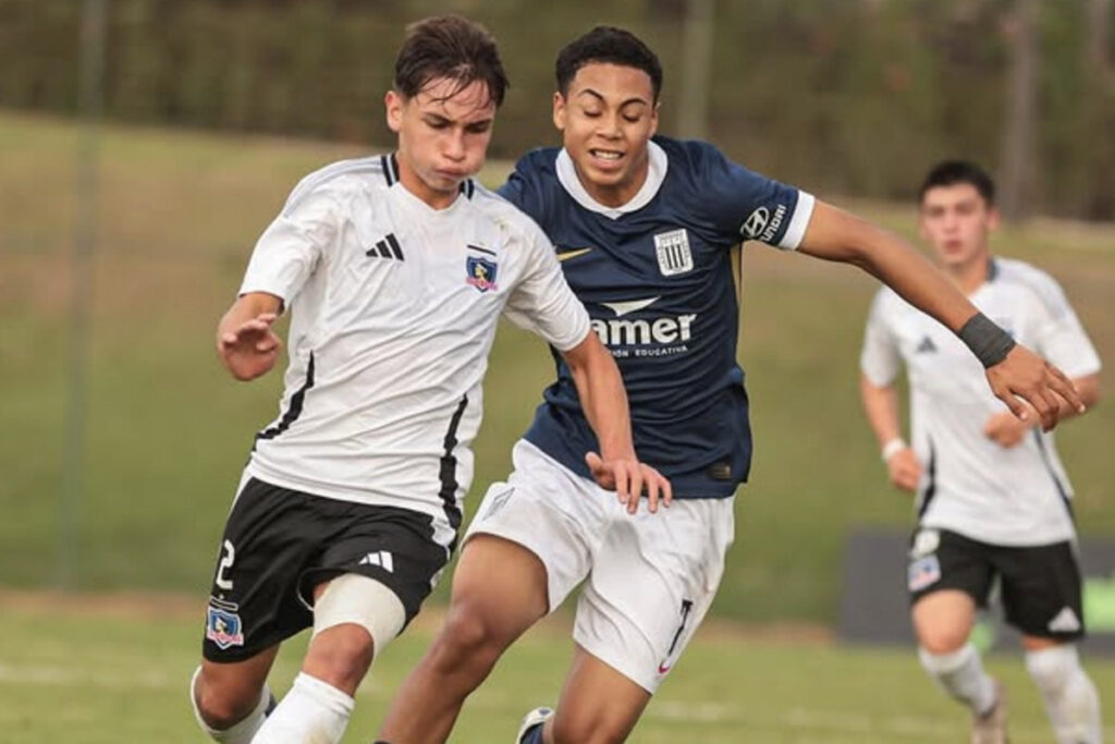 Jugador de Colo-Colo Sub 15 enfrentando a otro de Alianza Lima por la Nike Premier Cup 2025.