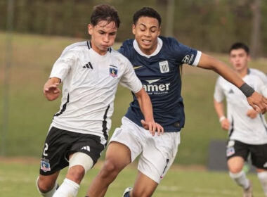 Jugador de Colo-Colo Sub 15 enfrentando a otro de Alianza Lima por la Nike Premier Cup 2025.