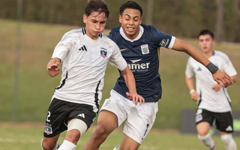 Jugador de Colo-Colo Sub 15 enfrentando a otro de Alianza Lima por la Nike Premier Cup 2025.