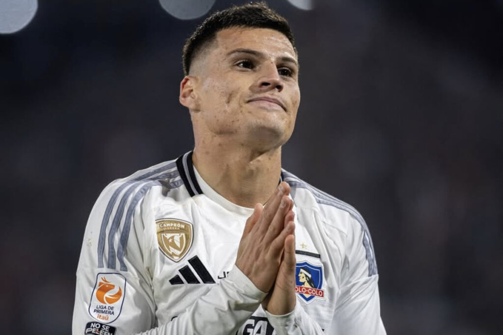 Primer plano de Lucas Cepeda con la camiseta de Colo-Colo.