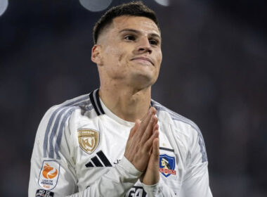 Primer plano de Lucas Cepeda con la camiseta de Colo-Colo.
