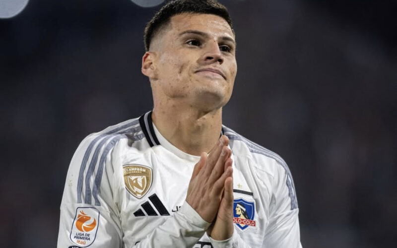 Primer plano de Lucas Cepeda con la camiseta de Colo-Colo.