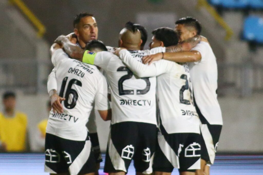 Javier Correa celebrando su gol junto al plantel.