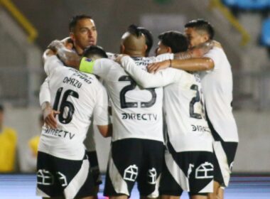 Javier Correa celebrando su gol junto al plantel.