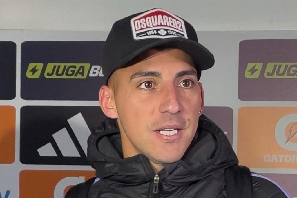 Primer plano al rostro de Javier Correa en la zona mixta del Estadio Monumental.