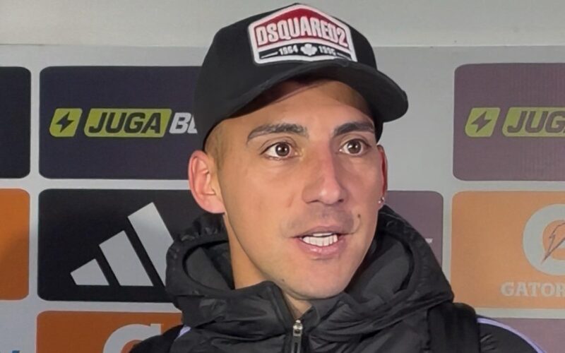 Primer plano al rostro de Javier Correa en la zona mixta del Estadio Monumental.