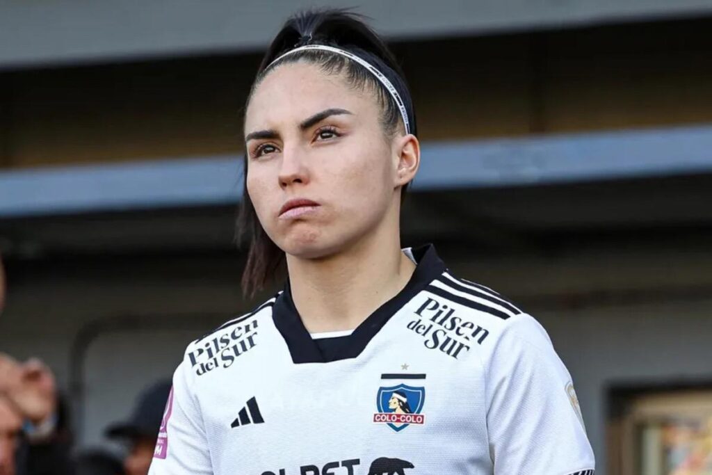 Primera plano a Javiera Grez con la camiseta de Colo-Colo.
