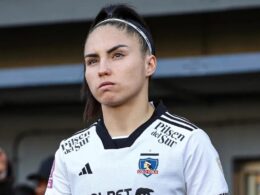 Primera plano a Javiera Grez con la camiseta de Colo-Colo.