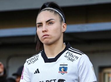 Primera plano a Javiera Grez con la camiseta de Colo-Colo.