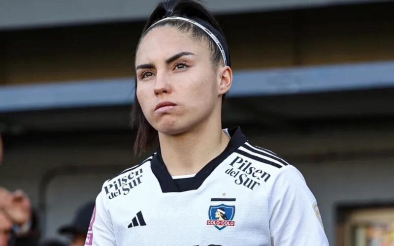 Primera plano a Javiera Grez con la camiseta de Colo-Colo.
