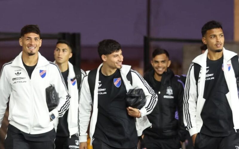 Jonathan Villagra y otros jugadores de Colo-Colo