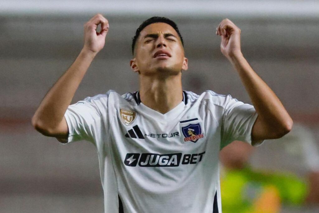 Jonathan Villagra celebrando un triunfo con la camiseta de Colo-Colo.