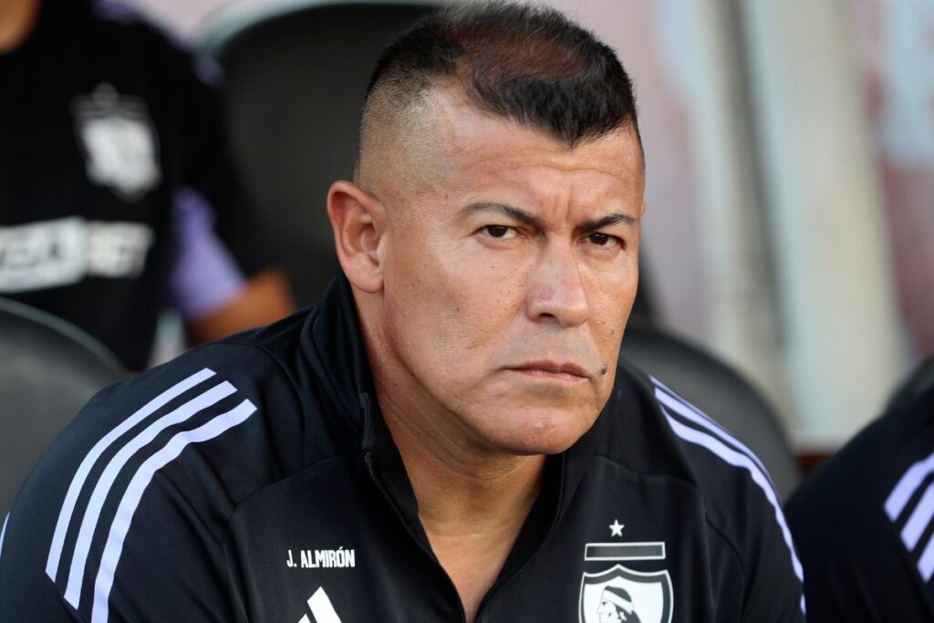 Jorge Almirón dirigiendo Colo-Colo