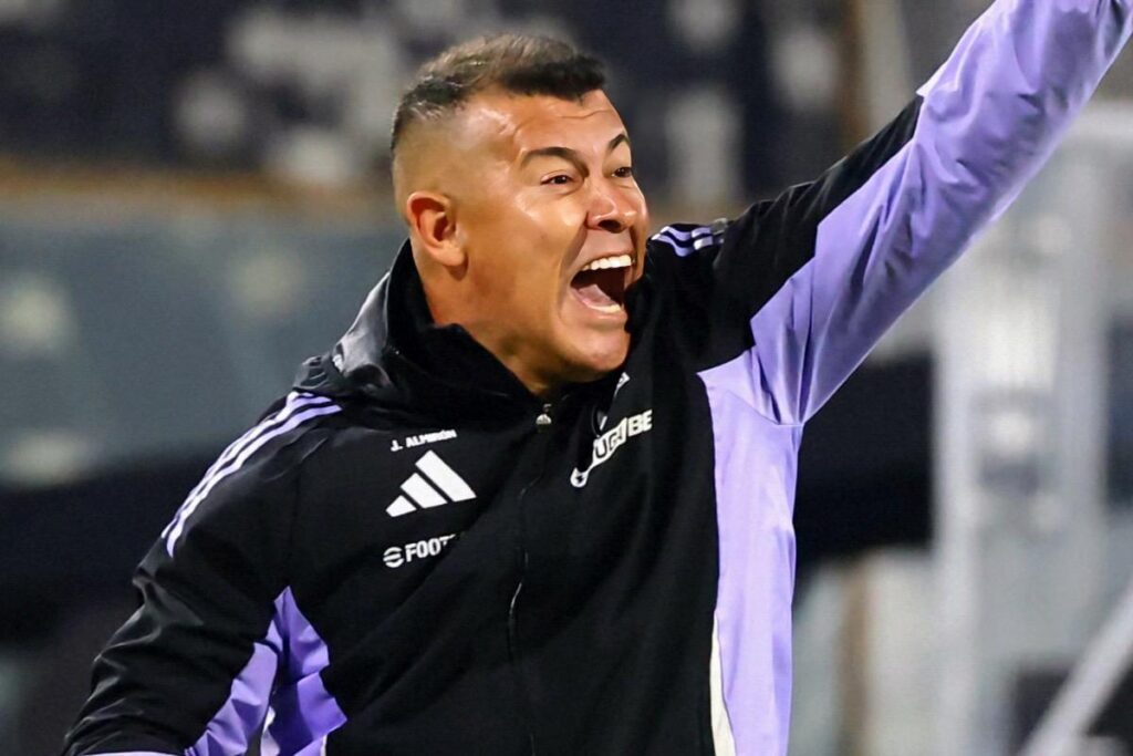 Primer plano a Jorge Almirón con indumentaria de Colo-Colo en el Estadio Monumental.