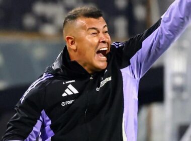 Primer plano a Jorge Almirón con indumentaria de Colo-Colo en el Estadio Monumental.