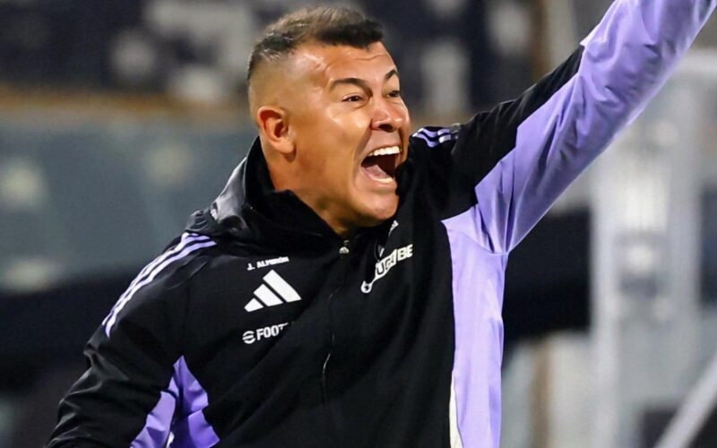 Primer plano a Jorge Almirón con indumentaria de Colo-Colo en el Estadio Monumental.