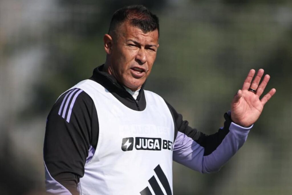 Jorge Almirón en un entrenamiento de Colo-Colo.