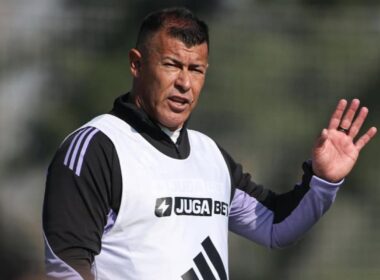 Jorge Almirón en un entrenamiento de Colo-Colo.
