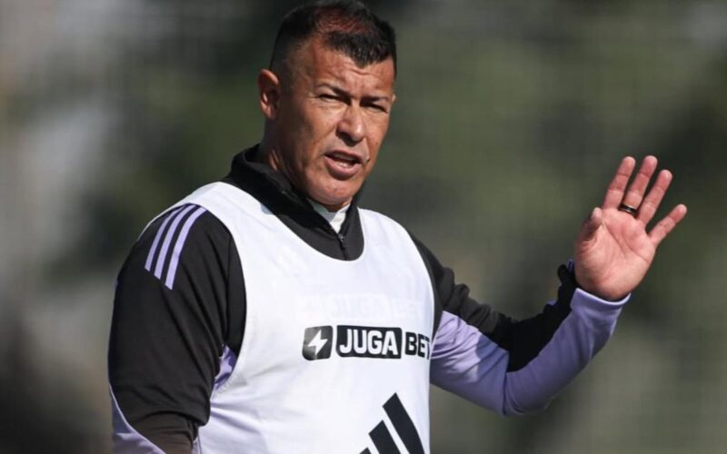Jorge Almirón en un entrenamiento de Colo-Colo.