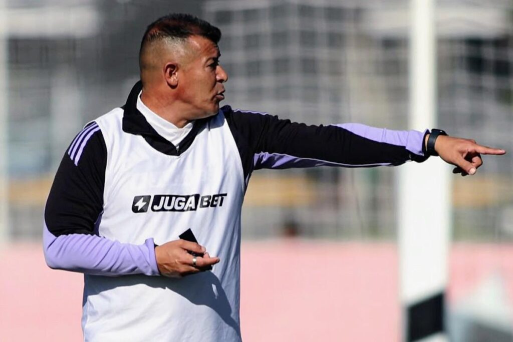 Jorge Almirón durante un entrenamiento de Colo-Colo.