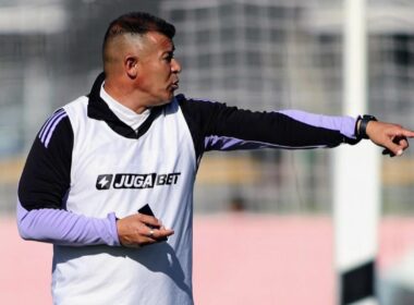 Jorge Almirón durante un entrenamiento de Colo-Colo.