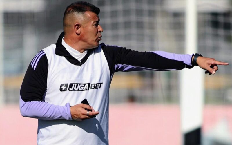 Jorge Almirón durante un entrenamiento de Colo-Colo.