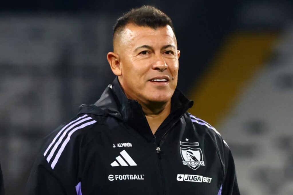 Primer plano a Jorge Almirón con indumentaria de Colo-Colo.