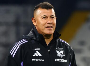 Primer plano a Jorge Almirón con indumentaria de Colo-Colo.