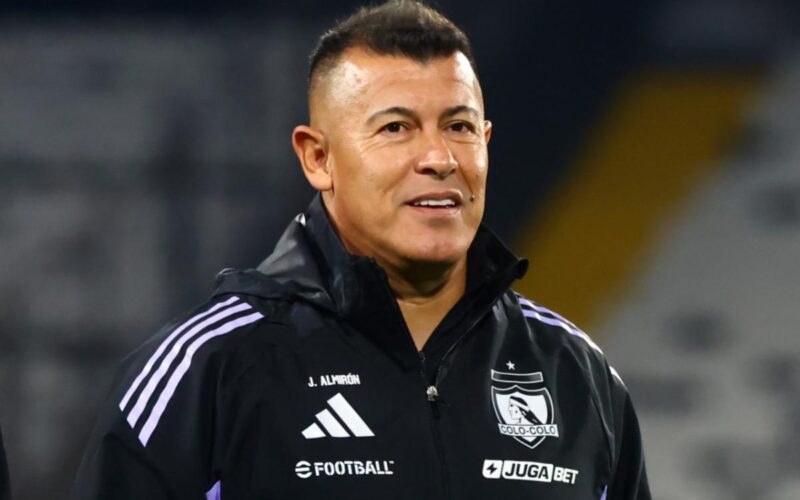 Primer plano a Jorge Almirón con indumentaria de Colo-Colo.