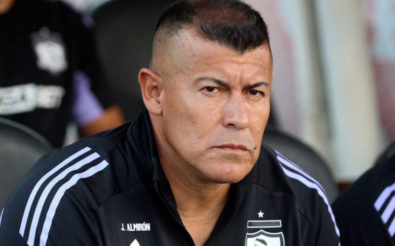 Jorge Almirón dirigiendo Colo-Colo