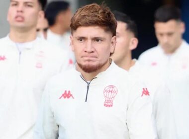 Leonardo Gil con indumentaria de Huracán.