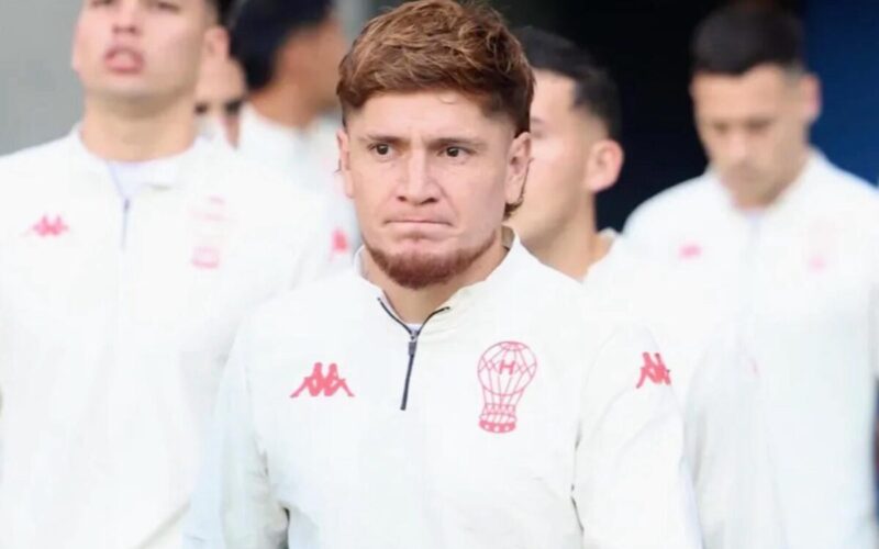 Leonardo Gil con indumentaria de Huracán.