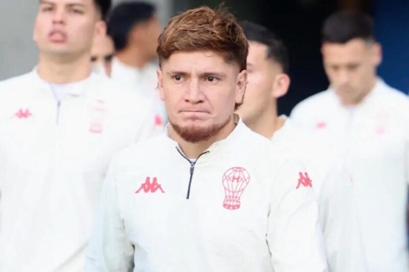 Leonardo Gil con indumentaria de Huracán.