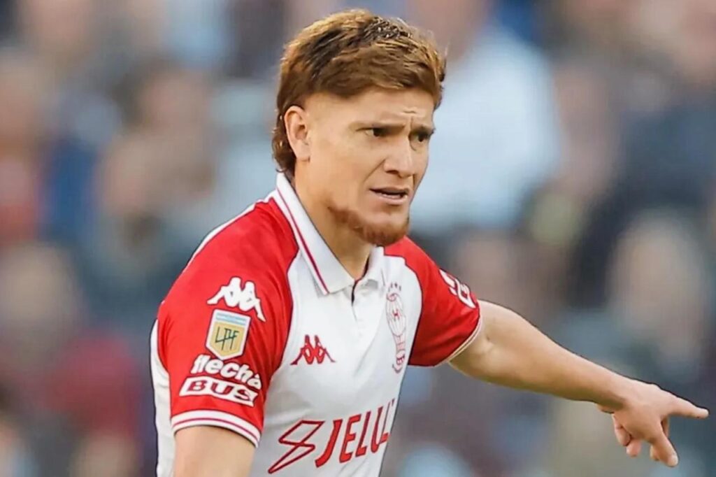 Leonardo Gil con la camiseta de Huracán.