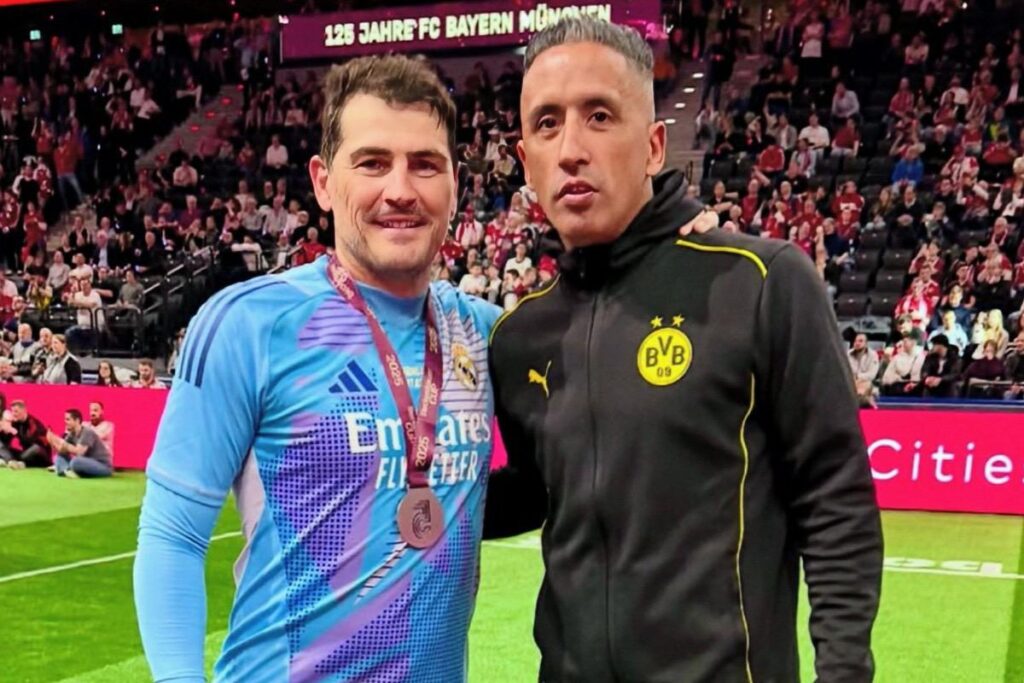 Lucas Barrios e Iker Casillas con indumentaria de Borussia Dortmund y Real Madrid, respectivamente.