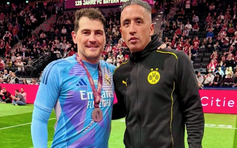 Lucas Barrios e Iker Casillas con indumentaria de Borussia Dortmund y Real Madrid, respectivamente.