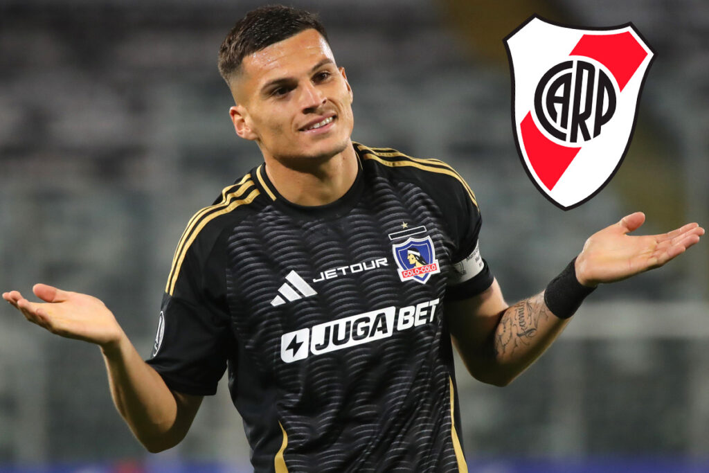 Lucas Cepeda celebrando un gol por Colo-Colo, junto al escudo de River Plate.